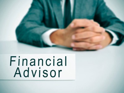 Con người hay robot và tương lai của ngành tư vấn đầu tư tài chính