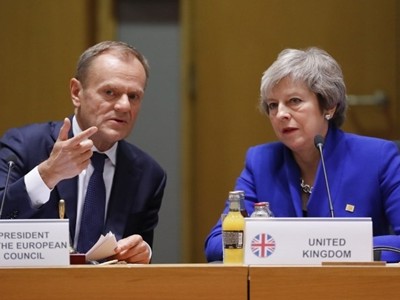 Thủ tướng Anh Theresa May (phải) và Chủ tịch Hội đồng châu Âu Donald Tusk tại cuộc họp ở Bỉ ngày 25/11. Ảnh: AFP.