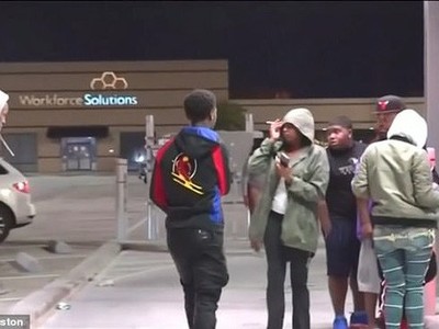 Một cây ATM của ngân hàng Bank of America ở bang Texas – Mỹ trả đồng 100 USD thay vì 10 USD. Ảnh: Click2Houston.