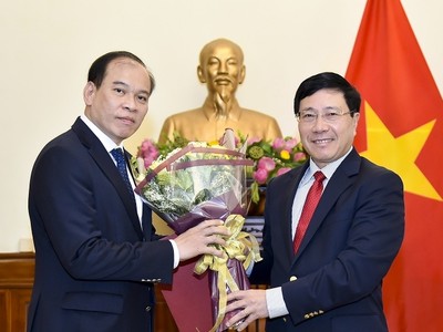 Phó Thủ tướng, Bộ trưởng Bộ Ngoại giao Phạm Bình Minh trao quyết định và chúc mừng ông Vũ Việt Anh.