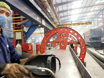 Sản xuất tại nhà máy của Công ty TNHH Nhà thép tiền chế Zamil Việt Nam. Ảnh: Đức Thanh.