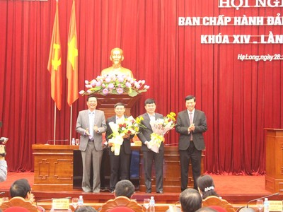 Bí thư Quảng Ninh Nguyễn Văn Đọc và Chủ tịch UBND tỉnh Quảng Ninh Nguyễn Đức Long chúc mừng đòng chí Nguyễn Xuân Ký và đồng chí Ngô Hoàng Ngân.