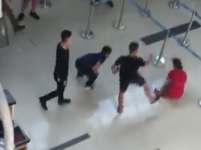 Một nhóm thanh niên đạp ngã nữ nhân viên hàng không ở sân bay Thọ Xuân. Ảnh cắt từ Video.