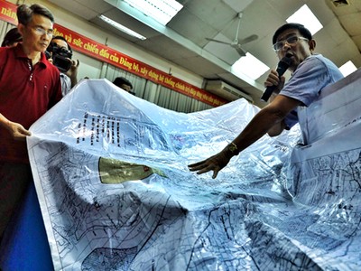 Bức xúc của người dân Thủ Thiêm vẫn chưa lắng xuống dù Thanh tra Chính phủ chỉ ra hàng loạt sai phạm của thành phố. Ảnh: Hữu Khoa.