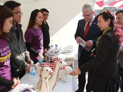 Các bạn trẻ giới thiệu ý tưởng khởi nghiệp với các "nhà đầu tư thiên thần".