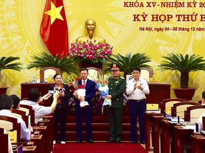 Hai tân Ủy viên UBND thành phố ra mắt và nhận hoa chúc mừng.