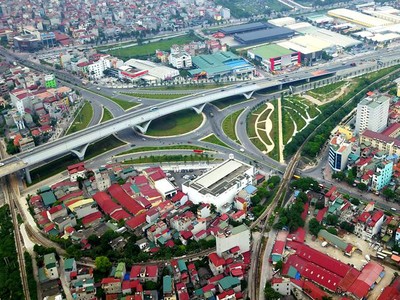 Việt Nam đã thực hiện nhiều giải pháp chính sách, cải cách để thúc đẩy tăng trưởng kinh tế nhanh và bền vững. Trong ảnh: Nút giao Long Biên trên Quốc lộ 5.