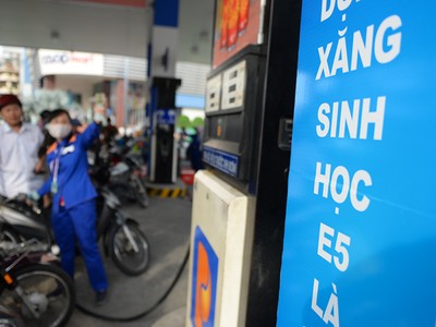 Giá xăng tiếp tục giảm hơn 1.000 đồng