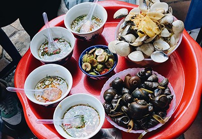 Chủ quán sẽ dùng máy tính hoặc điện thoại để tính tiền rồi truyền đạt lại cho khách. Ảnh: Hoàng Tuấn Anh.