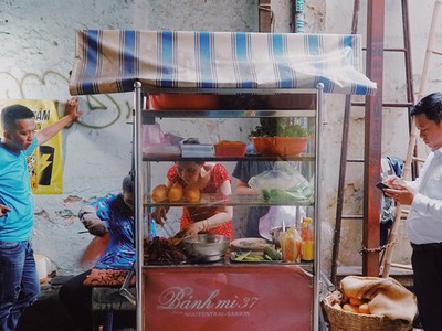 'Xe bánh mì ngon nhất thế giới' ở Sài Gòn chỉ bán một loại nhân