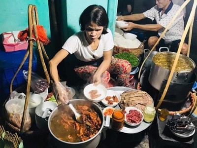 Gánh phở nhỏ được sắp xếp gọn gàng phục vụ khách trong 3 tiếng mỗi ngày.