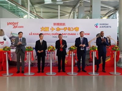 Giám đốc điều hành Lưu Đức Khánh và Phó Tổng giám đốc Nguyễn Thanh Sơn thực hiện nghi thức khai trương đường bay mới Tp. HCM – Osaka.