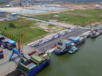 Cảng Chu Lai là đầu mối giao thông từ Khu KTM Chu Lai xuất nhập khẩu hàng hóa đi các nơi.