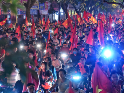 Người hâm hộ đổ ra các con phố trung tâm Hà Nội mừng chiến thắng của tuyển Việt Nam vào tối 6/12. Ảnh: Giang Huy.