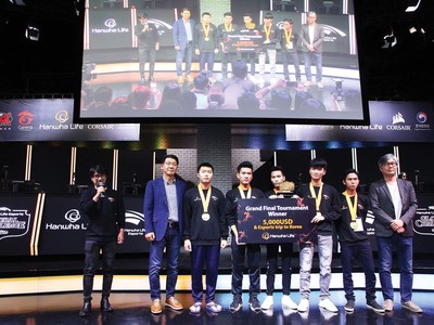 Ông Back Jong Kook (thứ hai, bìa trái), Chủ tịch Hội đồng thành viên kiêm Tổng giám đốc Hanwha Life Việt Nam trao giải thưởng cho đội chiến thắng ở giải đấu Thử thách E-sport toàn cầu Hanwha Life vừa qua.
