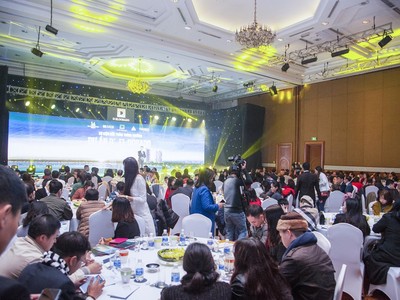 Gần 1.000 khách hàng đã đến tham dự sự kiện tri ân “An cư bên hồ Tây, trúng ngay Mercedes”.