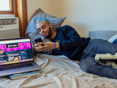 Bất cứ ai hỏi làm nghề gì, Jovan nói livestream xin tiền cũng chính là nghề của anh. Ảnh: Nytimes.