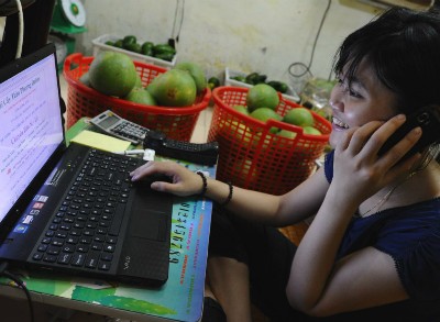 Người Việt tiếp cận thương mại điện tử ngày càng nhiều và thuận lợi. Ảnh: AFP.
