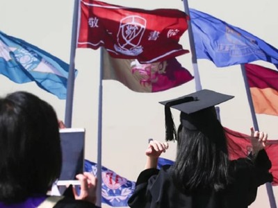 Hơn 16% số người tốt nghiệp đại học ở Hồng Kông phải làm công việc không cần chuyên môn.