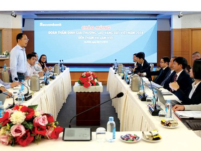 Đoàn thẩm định Sao Vàng Đất Việt tại Ngân hàng Sacombank.