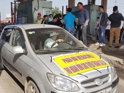 Một số tài xế tụ tập phản đối thu phí tại trạm BOT Bắc Thăng Long ngày 18/12. Ảnh: Xuân Hoa. 