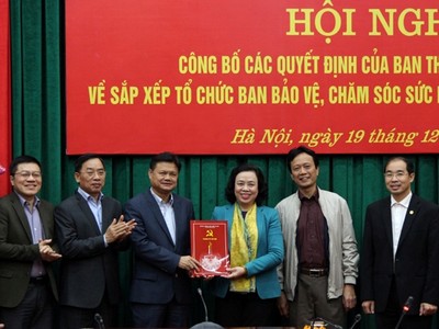 Phó Bí thư Thường trực Thành ủy Ngô Thị Thanh Hằng trao Quyết định kiện toàn Ban Bảo vệ, chăm sóc sức khỏe cán bộ thành phố Hà Nội.