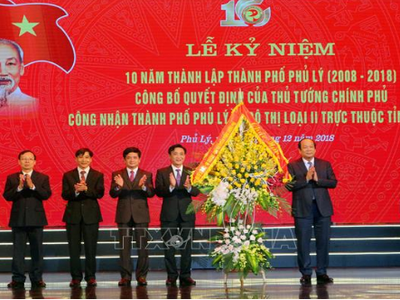 Bộ trưởng, Chủ nhiệm VPCP Mai Tiến Dũng chúc mừng thành phố Phủ Lý được Thủ tướng Chính phủ công nhận là đô thi loại II.