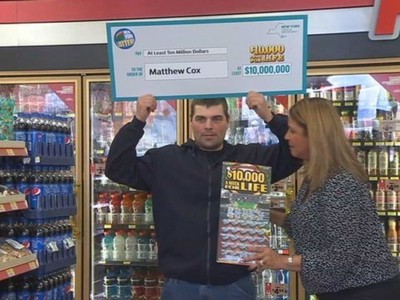 Anh Matthew Cox nhận giải thưởng xổ số 10.000 USD/tuần cho đến hết đời. (Nguồn: WIVB).