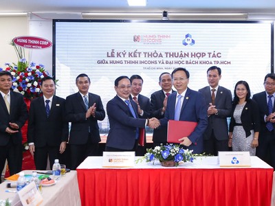 PGS.TS.Mai Thanh Phong - Hiệu trưởng Trường Đại học Bách khoa TP.HCM và ông Lê Chí Trung - Tổng Giám đốc Hưng Thịnh Incons cùng đại diện 2 đơn vị thực hiện nghi thức ký kết hợp tác.