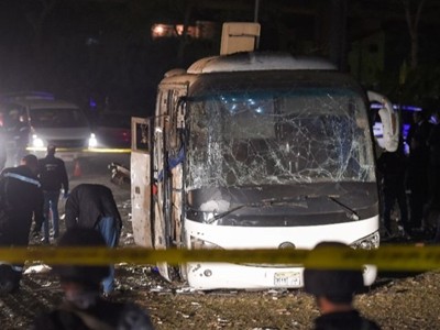 Chiếc xe buýt chở du khách Việt bị phá hủy trong vụ đánh bom. Ảnh: AFP.