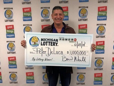 Peter DeLuca tươi cười khi lĩnh giải thưởng. (Ảnh: UPI).