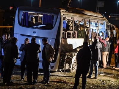 Hiện trường vụ đánh bom xe chở du khách ngày 28/12. Ảnh: AFP.