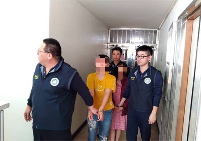 Một số người trong 152 khách đã bị tạm giữ điều tra. Ảnh: Apple Daily.