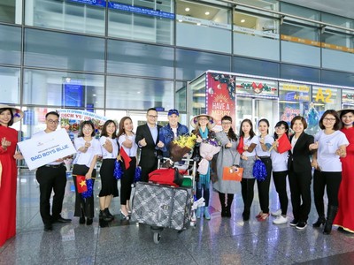 Đại diện nhà tổ chức và fan Việt sẵn sàng chào đón Bad Boys Blue tại sân bay.