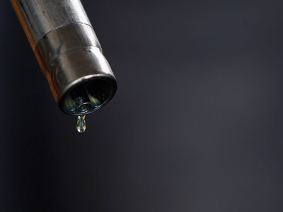 Giá dầu giảm, doanh nghiệp họ dầu khí báo lãi sớm