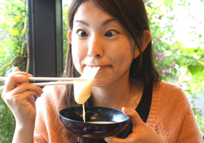 Ozoni thường được làm từ bánh mochi, đậu phụ, khoai, thịt hoặc hải sản, rau xanh, và các loại rau củ màu sắc khác... kèm nước dùng nóng hổi. Ảnh: Sharing Kyoto.