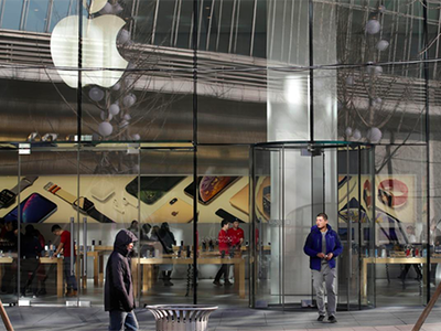 Không khí ảm đạm bên ngoài một Apple Store ở Trung Quốc. Ảnh: Reuters.