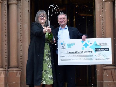 Ngay sau khi trúng giải, cặp đôi đã lên danh sách 50 người để chia khoản tiền thưởng (Ảnh: BBC).