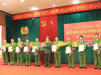 Thứ trưởng Nguyễn Văn Sơn trao quyết định bổ nhiệm Phó Thủ trưởng Cơ quan thi hành án hình sự cho 9 đồng chí.