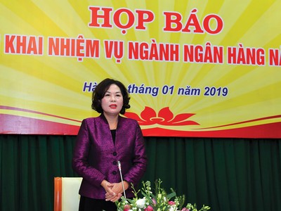 Phó thống đốc Ngân hàng Nhà nước Nguyễn Thị Hồng chủ trì cuộc họp báo.