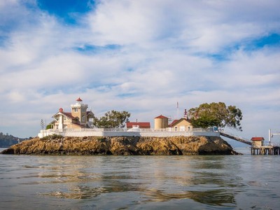 Hai quản lý mới của ngọn hải đăng và nhà trọ trên hòn đảo này sẽ được nhận mức lương 130.000 USD/năm hoặc cao hơn.