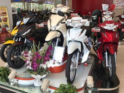 Giáp Tết, có những mẫu xe máy giảm giá, ưu đãi cho người mua nhưng cũng có những mẫu xe bán giá cao hơn cả chục triệu đồng.