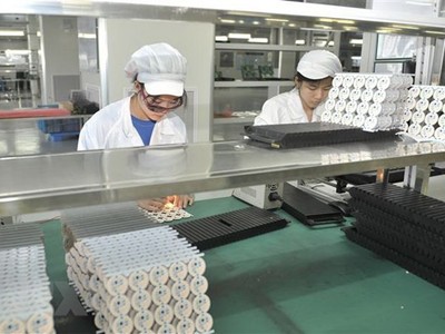 Công nhân làm việc trong một nhà máy ở Chiết Giang, Trung Quốc. (Ảnh: THX/TTXVN).