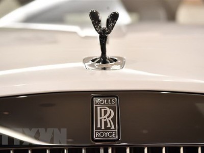 Biểu tượng Rolls-Royce trên xe Wraith Black Badge tại cửa hàng ở thủ đô London, Anh, ngày 9/1/2019. (Nguồn: AFP/ TTXVN).