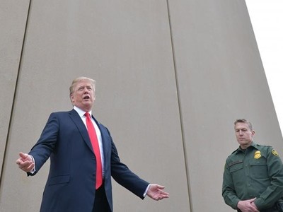 Ông Trump đến xem mô hình tường biên giới Mỹ - Mexico tại California tháng 3/2018. Ảnh:AFP.