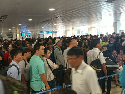 Hành khách được khuyến cáo không nên bịt mặt hoặc đeo khẩu trang, kính đen khi đến sân bay.