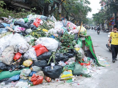 Mấy ngày qua, rác thải ùn ứ nhiều nơi trong nội thành Hà Nội. (Ảnh: Toàn Vũ).