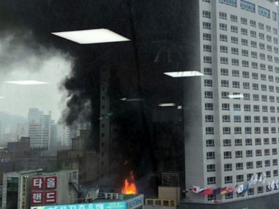 Đám cháy bùng phát tại khách sạn chiều 14/1. Ảnh: Yonhap.