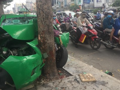 Xe taxi bể nát sau tai nạn.