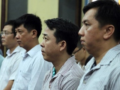 Các bị cáo trong vụ VN Pharma nghe tuyên án. (Ảnh: Mạnh Linh/TTXVN).